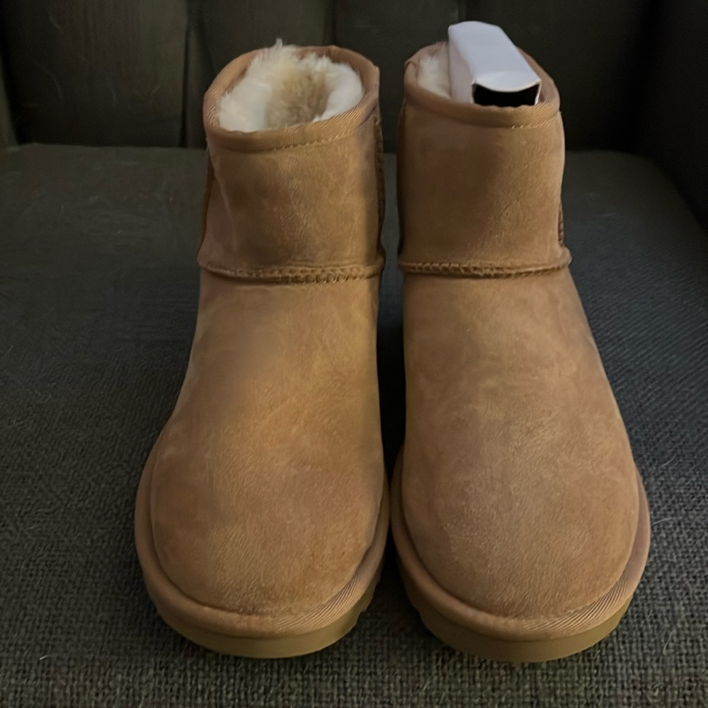 UGG Classic mini II women's size 5 EUC WITH Box